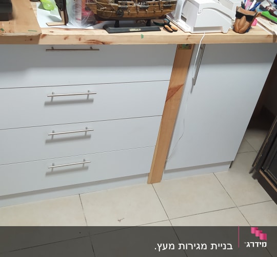 שולחן עבודה עם מגירות וכלי עבודה שונים